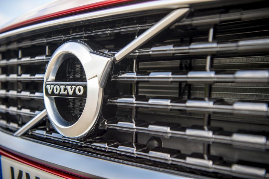 Логотип Volvo S60 T8 R-Design 2019 года  (UK) (фото 7 из 40)